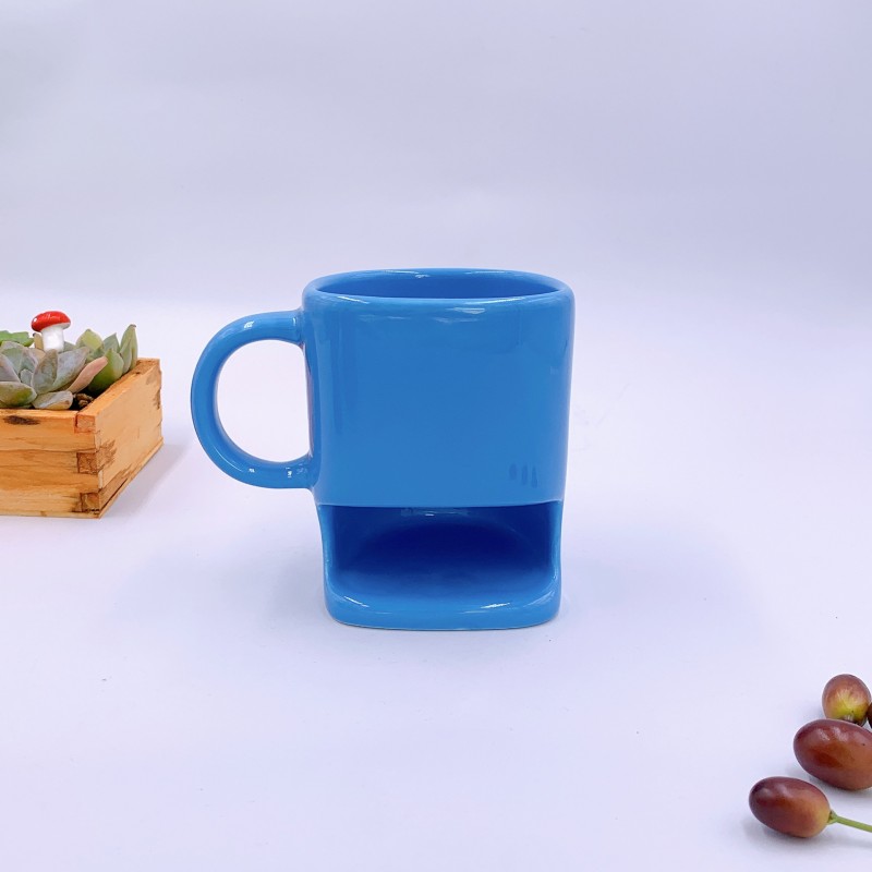 Керамическая кружка с карманом для печенья
